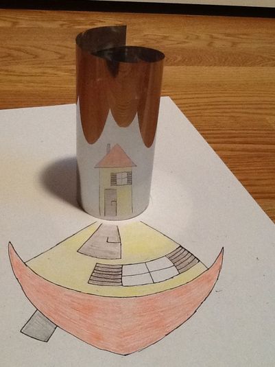 Spiegelung: Mit einem gewölbten Spiegel können verzerrte Bilder entzerrt werden (von: Ellen und Paula, Klasse 7). Spiegelung: Mit einem gewölbten Spiegel können verzerrte Bilder entzerrt werden (von: Ellen und Paula, Klasse 7).