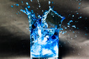 Energieerhaltung und -übertragung: Eiswürfel fällt in Wasserglas (von: Quirin, Klasse 9)